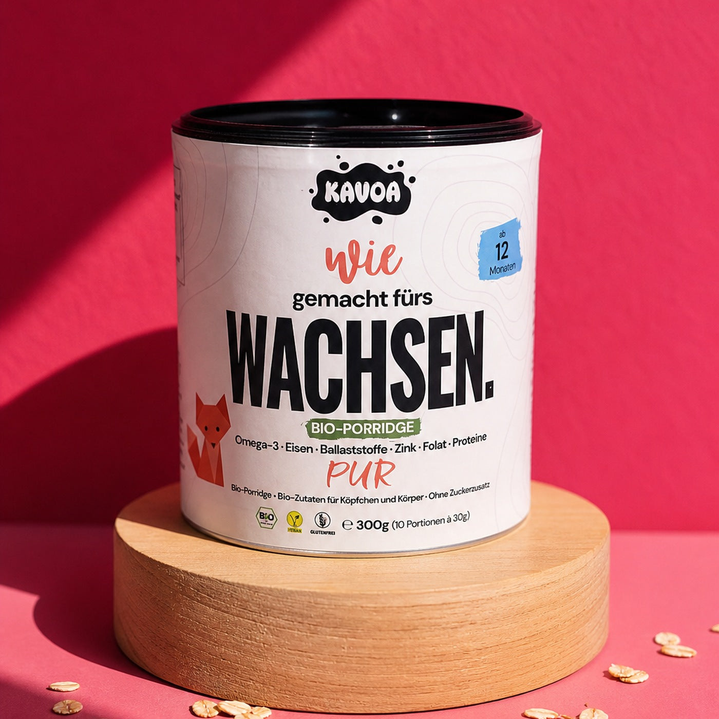 Kavoa Kinder Porridge Pur Dose auf Holzpodest vor pinker Wand