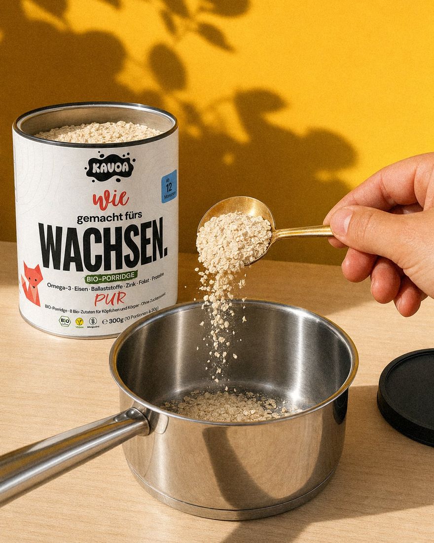 Kavoa Mischung wird mit dem Messing-Löffel aus der offenen Dose in den kleinen Edelstahl-Topf gegeben