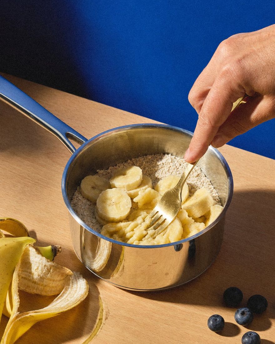 Banane wird mit Brass-Gabel direkt im Topf zerdrückt